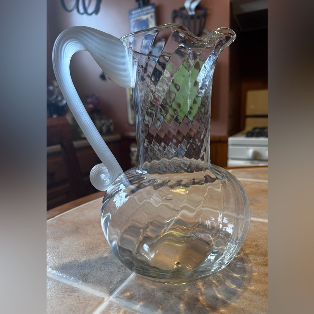 Vintage Clear Glass Swirl Pitcher✨